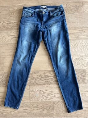 GUESS Skinny Jeans Jegging in Medium Blue with Subtle Fading